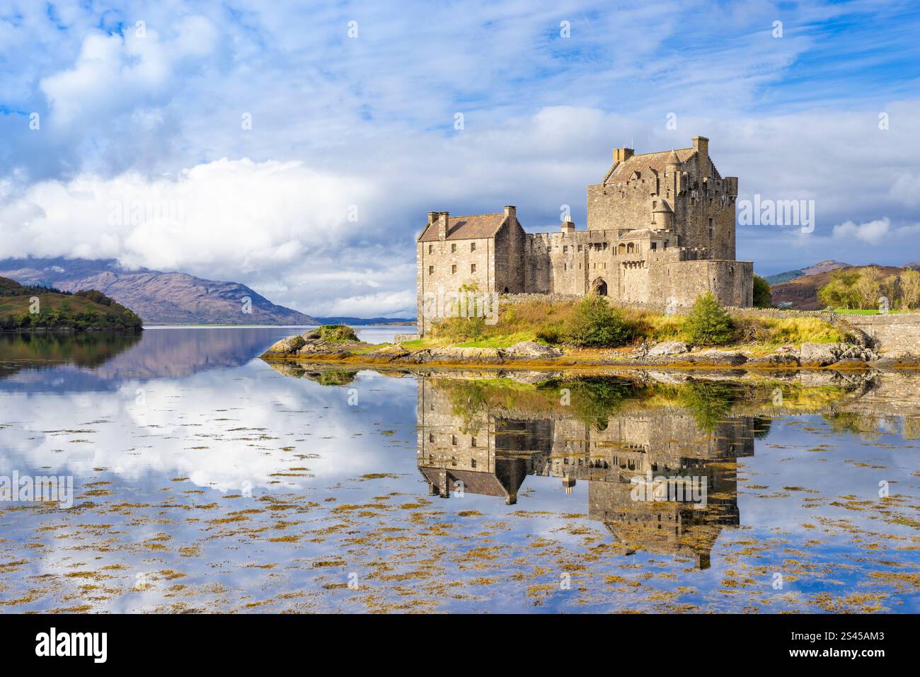 Il castello di Eilean Donan si riflette nelle acque di Loch Duich vicino a Dornie da Kyle di Lochalsh Ross e Cromarty Western Highlands della Scozia Regno Unito Europa Foto Stock