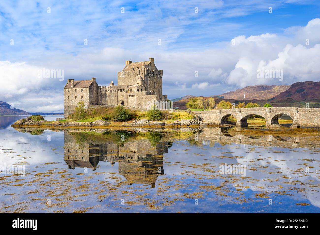 Il castello di Eilean Donan si riflette nelle acque di Loch Duich vicino a Dornie da Kyle di Lochalsh Ross e Cromarty Western Highlands della Scozia Regno Unito Europa Foto Stock