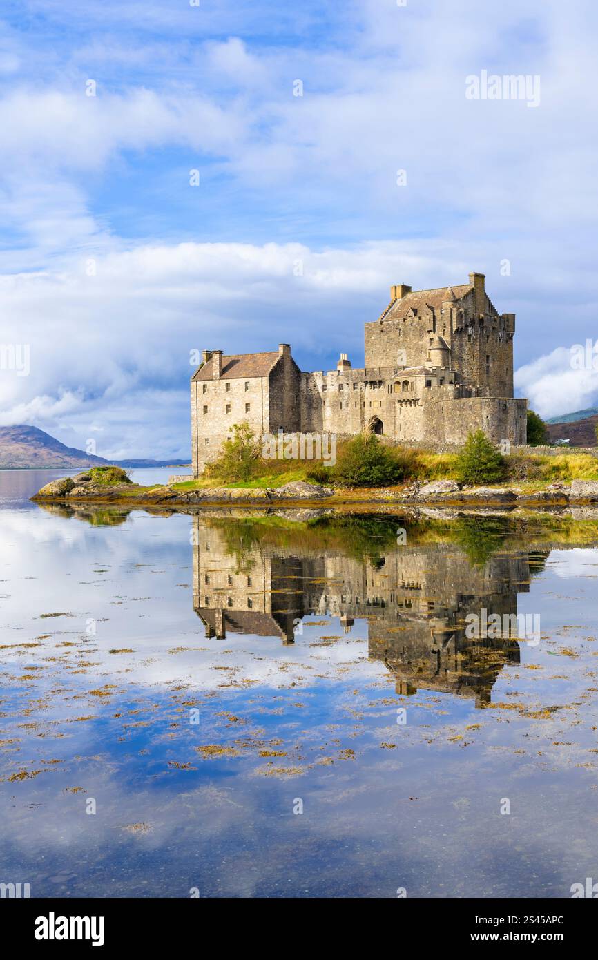 Il castello di Eilean Donan si riflette nelle acque di Loch Duich vicino a Dornie da Kyle di Lochalsh Ross e Cromarty Western Highlands della Scozia Regno Unito Europa Foto Stock