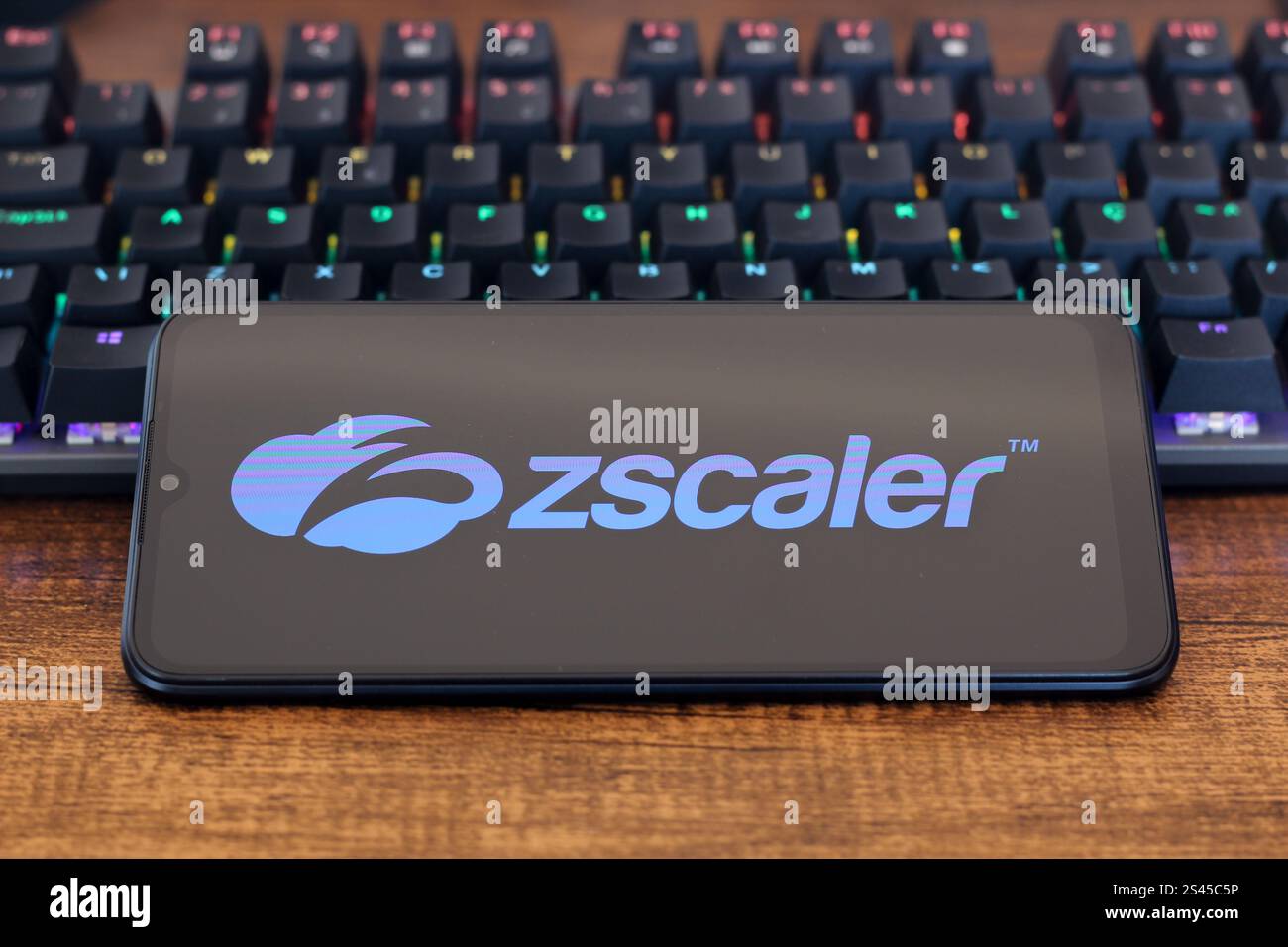 In questa immagine, il logo Zscaler viene visualizzato sullo schermo di uno smartphone accanto a una tastiera. Foto Stock