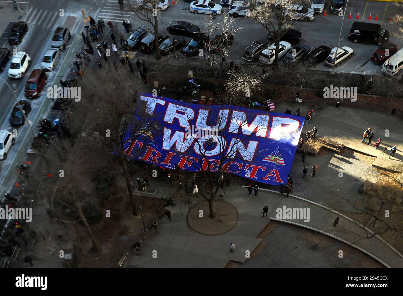 New York, Stati Uniti. 10 gennaio 2025. I sostenitori di Trump sfoggiano uno striscione di 1060 piedi fuori dal Tribunale penale al 100 Centre Street per protestare contro la condanna del presidente eletto Donald Trump venerdì 10 gennaio 2025 a New York. Il 20 gennaio 2025 Trump sarà ancora il primo criminale ad essere un presidente degli Stati Uniti. Foto di Peter Foley/UPI credito: UPI/Alamy Live News Foto Stock