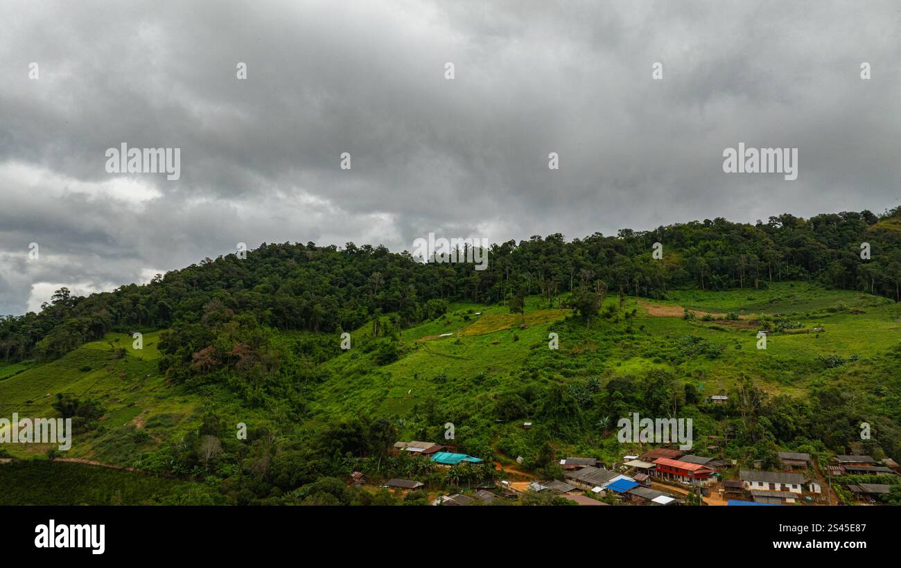 Vista aerea incredibile bellezza nel villaggio tribale delle colline. Il ponte che serpeggia attraverso i campi di riso per collegare il clero e la comunità è uno di Mae Hon Foto Stock