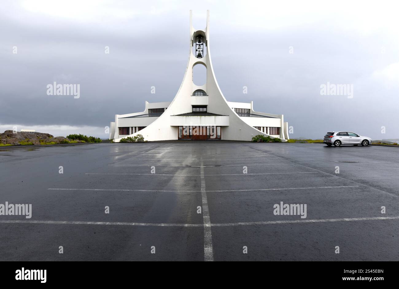 Stykkisholmur o Stykkiholmsbaer, nuova chiesa. Regione di Vesturland, penisola di Snaefellsnes, Islanda. Foto Stock