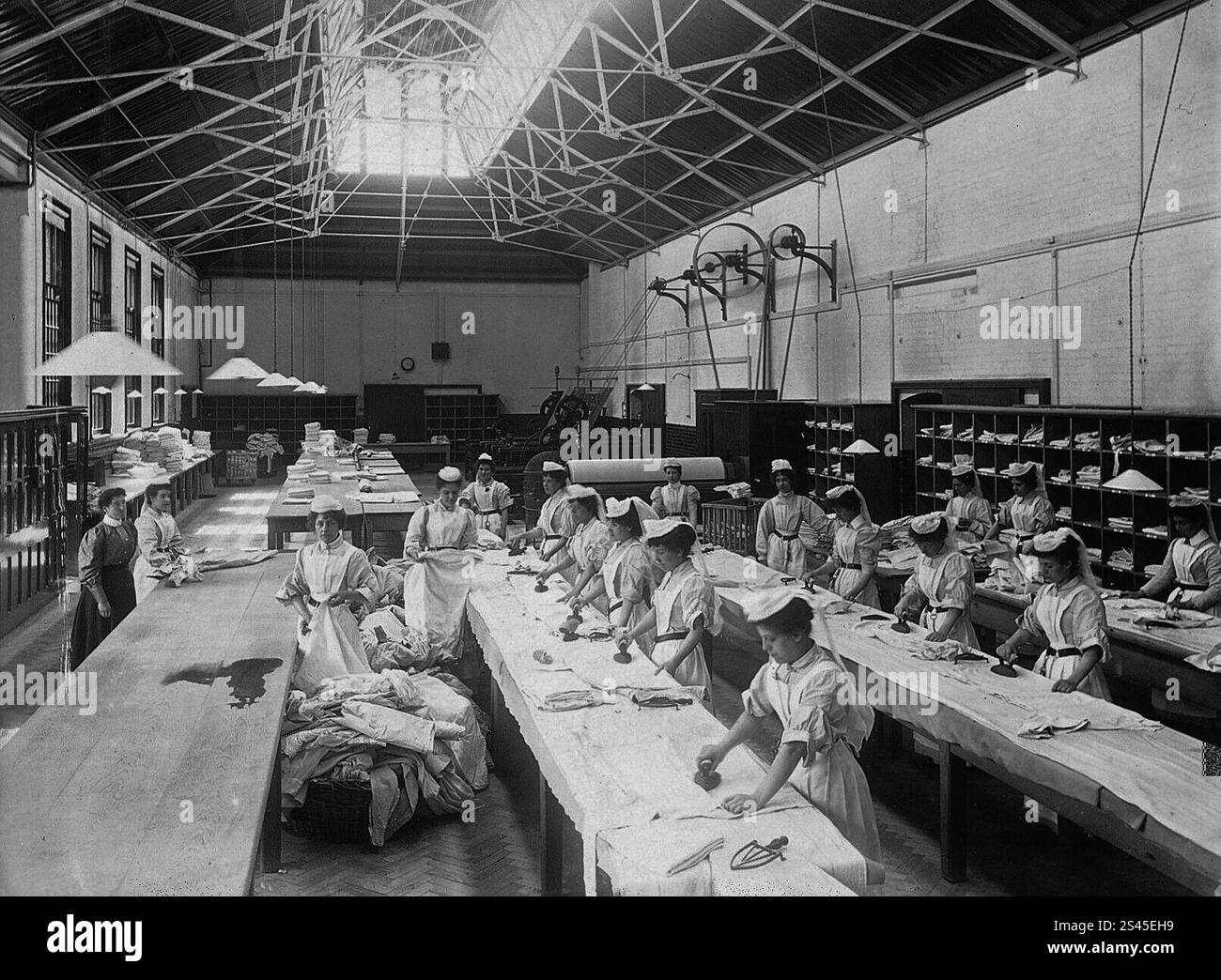 Claybury Asylum, Woodford, Essex: Una sala da stiro. Fotografia della London & County Photographic Co., [1893?]. Foto Stock