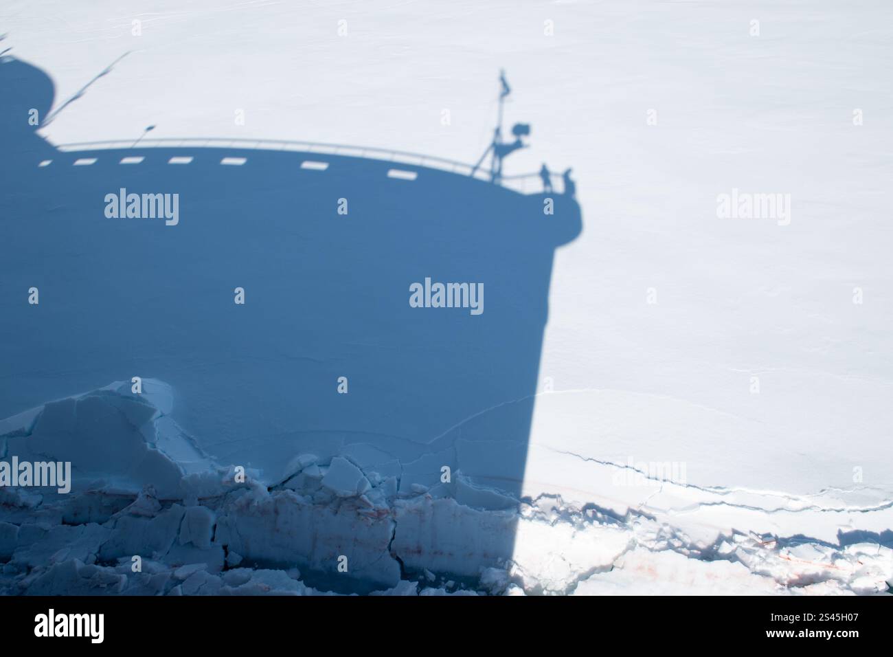 Ombra di una nave da crociera ghiacciata nel ghiaccio innevato del mare ghiacciato. Foto Stock