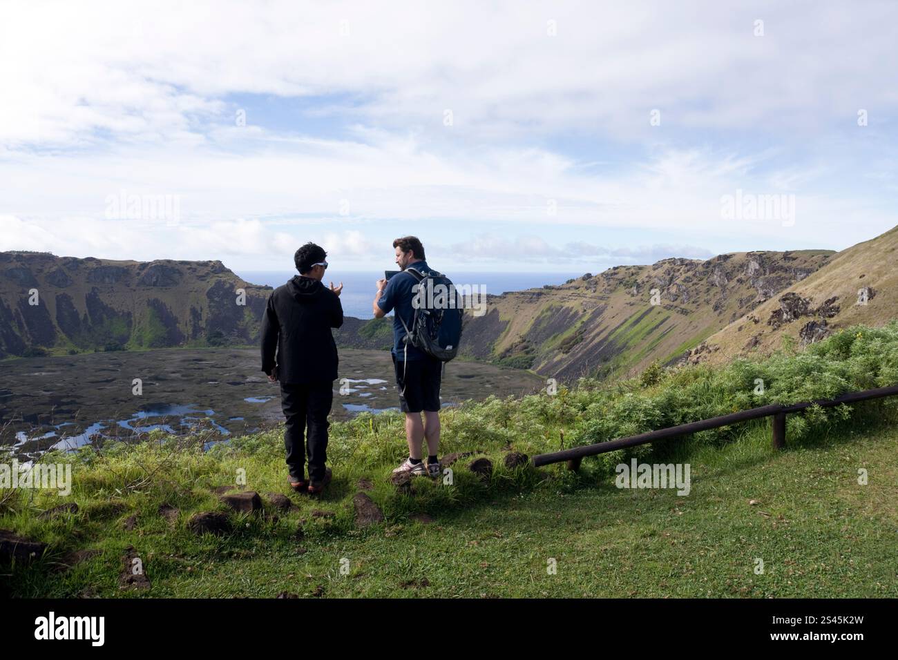 Una guida turistica e vista turistica di Rano Kau, il cratere vulcanico estinto sull'Isola di Pasqua. Foto Stock