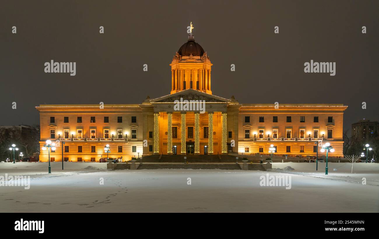 Gli edifici legislativi di Manitoba illuminati di notte in inverno, Winnipeg, Manitoba, Canada. Foto Stock