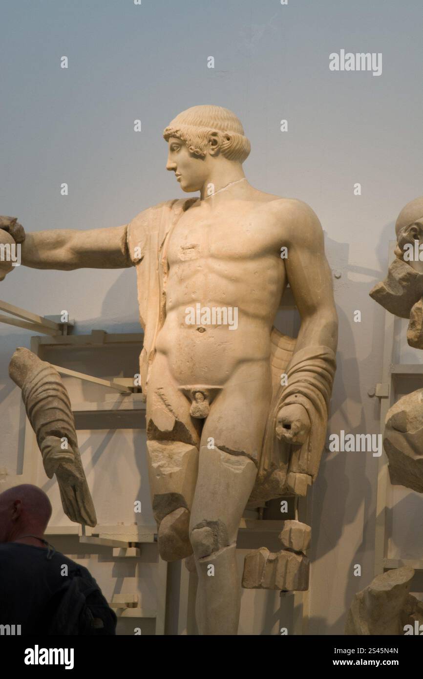 Antiche statue esposte in un museo greco, che mostrano l'intricata artigianato e la ricca storia dell'arte e della cultura greca Foto Stock