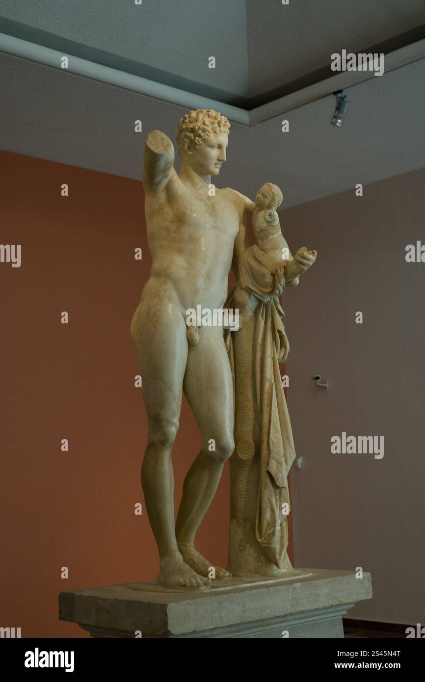 Antiche statue esposte in un museo greco, che mostrano l'intricata artigianato e la ricca storia dell'arte e della cultura greca Foto Stock