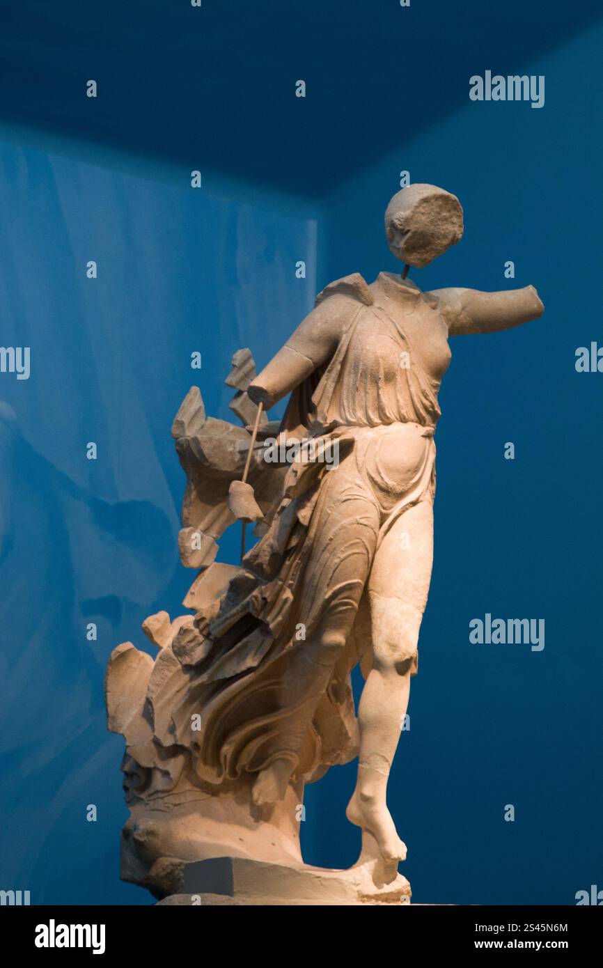 Antiche statue esposte in un museo greco, che mostrano l'intricata artigianato e la ricca storia dell'arte e della cultura greca Foto Stock