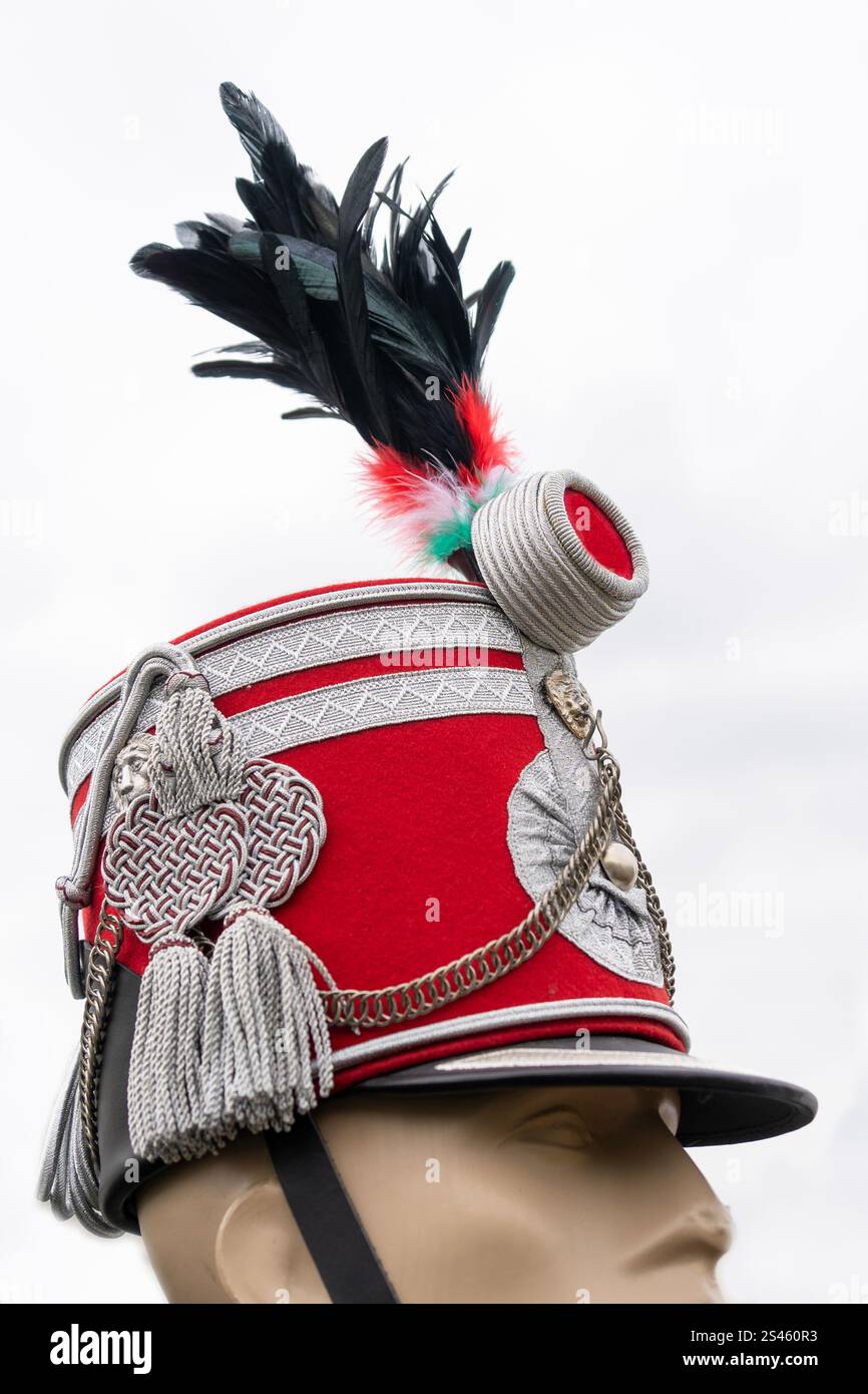 Cappello ungherese rosso ussaro con ricamo e stemma Foto Stock