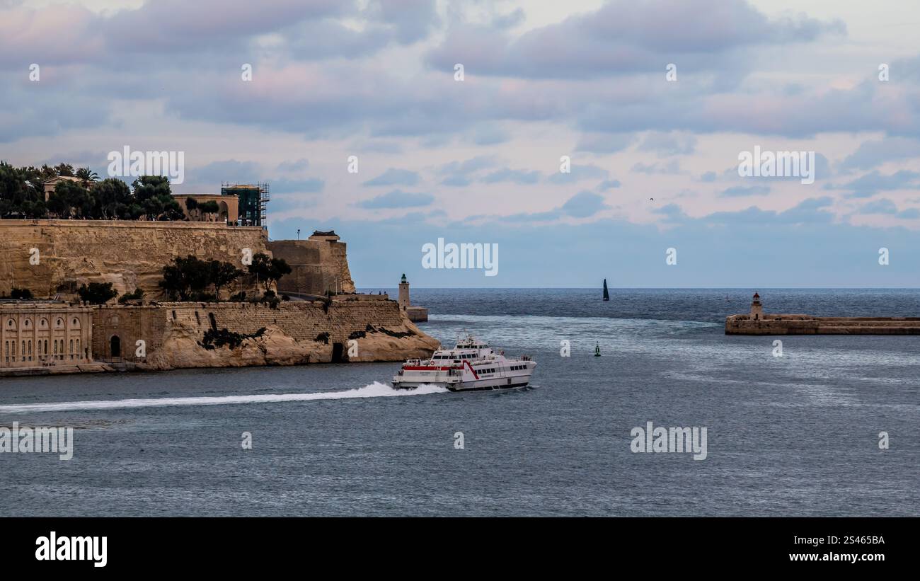 Valletta Malta ottobre 16,2024 skyline della città di Valletta, porto marittimo colorato Malta Valletta, vista panoramica sulla Valletta, città vecchia di Malta all'alba Foto Stock