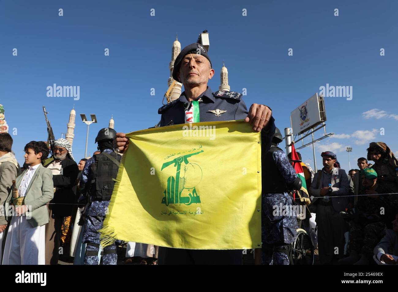 I sostenitori di Houthi protestano contro gli Stati Uniti e Israele a sana a - Un soldato Houthi è di guardia e detiene la bandiera di Hezbollah durante una protesta anti-USA e anti-Israele a sana a, Yemen, 10 gennaio 2025. Migliaia di sostenitori Houthi si sono riuniti a sana a per protestare contro i recenti attacchi aerei israeliani sui siti controllati da Houthi nello Yemen. Questa manifestazione si manifesta nel mezzo di un aumento degli attacchi degli Houthi contro Israele e delle spedizioni commerciali nei mari intorno allo Yemen, come rappresaglia per l'operazione militare israeliana in corso nella Striscia di Gaza. IMAGO/ Sanaa Yemen Copyright: XHamzaxAlix Foto Stock