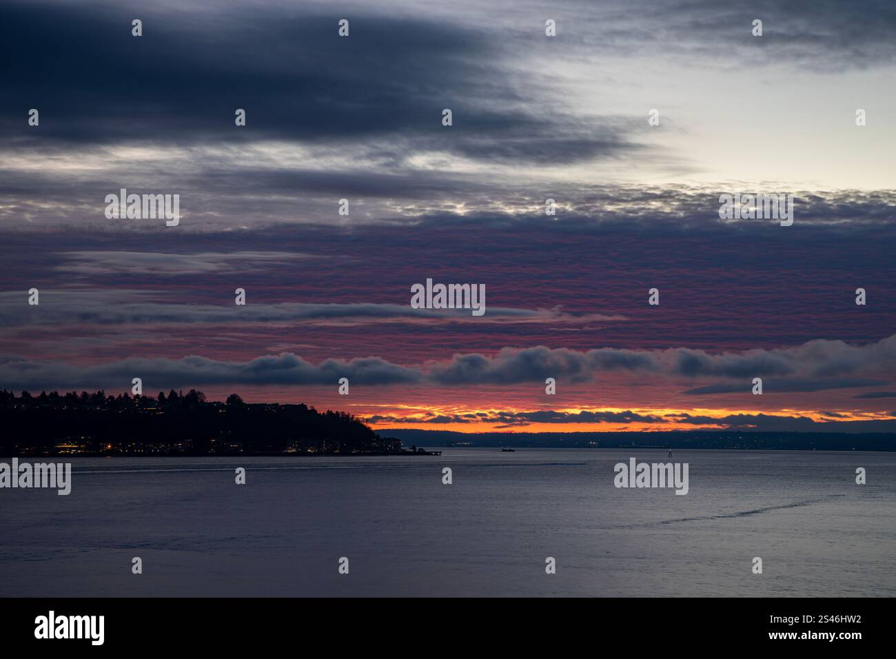 WA28077-00....WASHINGTON - tramonto visto dalle rive di Elliot Bay a Seattle. Foto Stock