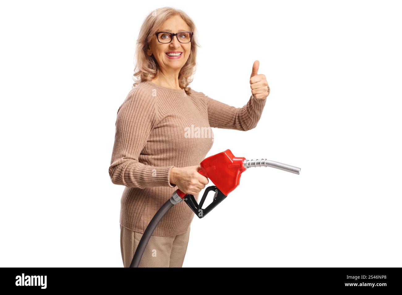 Donna sorridente che tiene in mano una pistola a benzina e i pollici gestanti in alto isolata su sfondo bianco Foto Stock