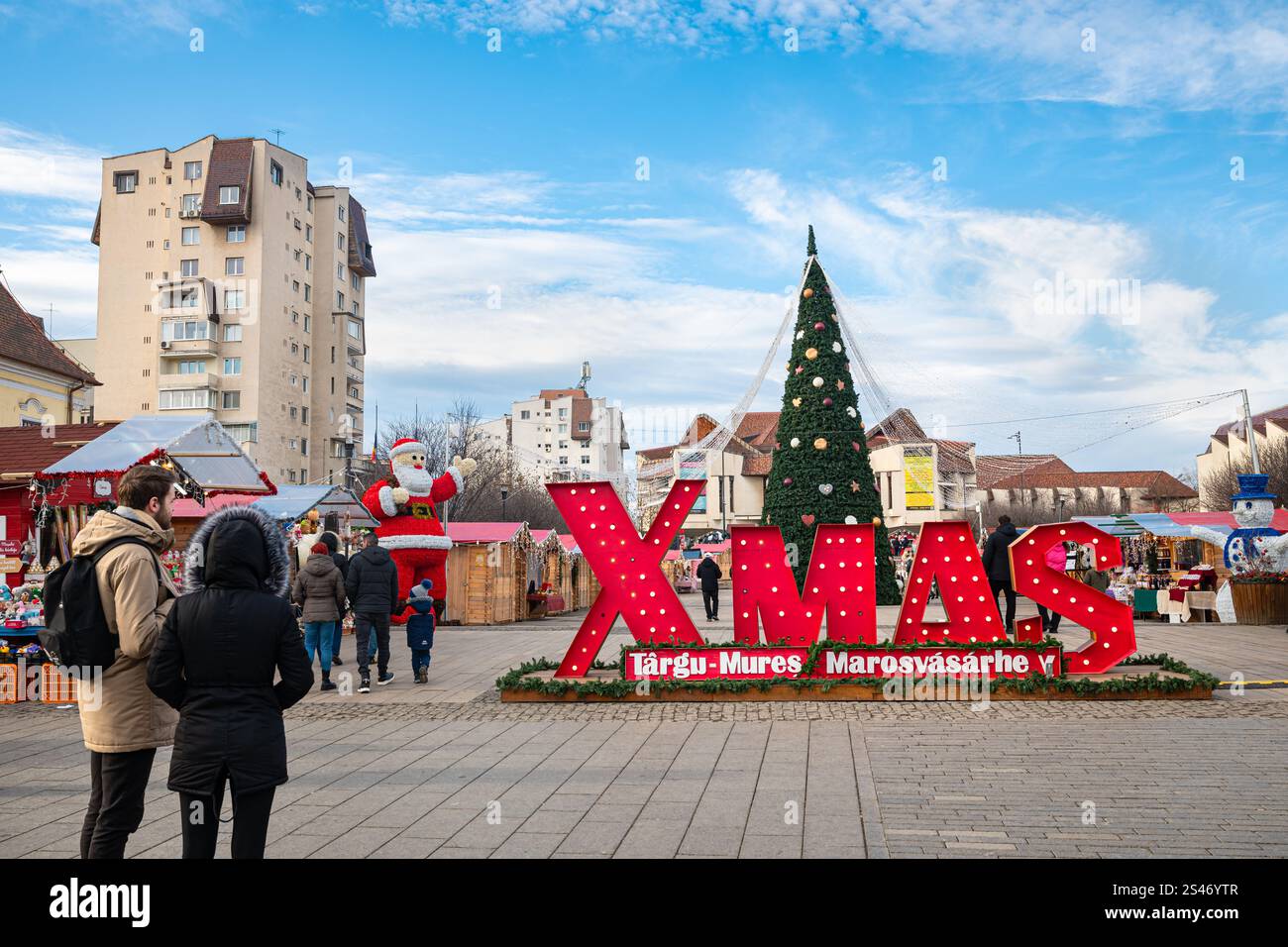 Persone alla fiera di Natale presso il Theater Plaza nel centro della città di Targu Mures (ungherese: Marosvásárhely) in Transilvania, Romania. Foto Stock