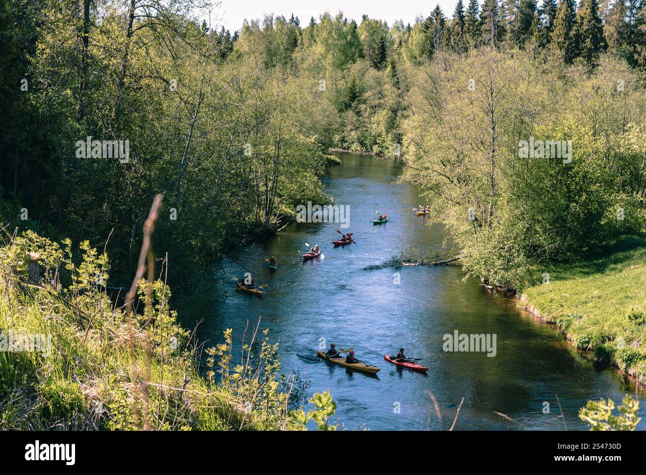 Vacanze attive sul lago, kayak sull'acqua, turismo in una giornata nuvolosa Foto Stock