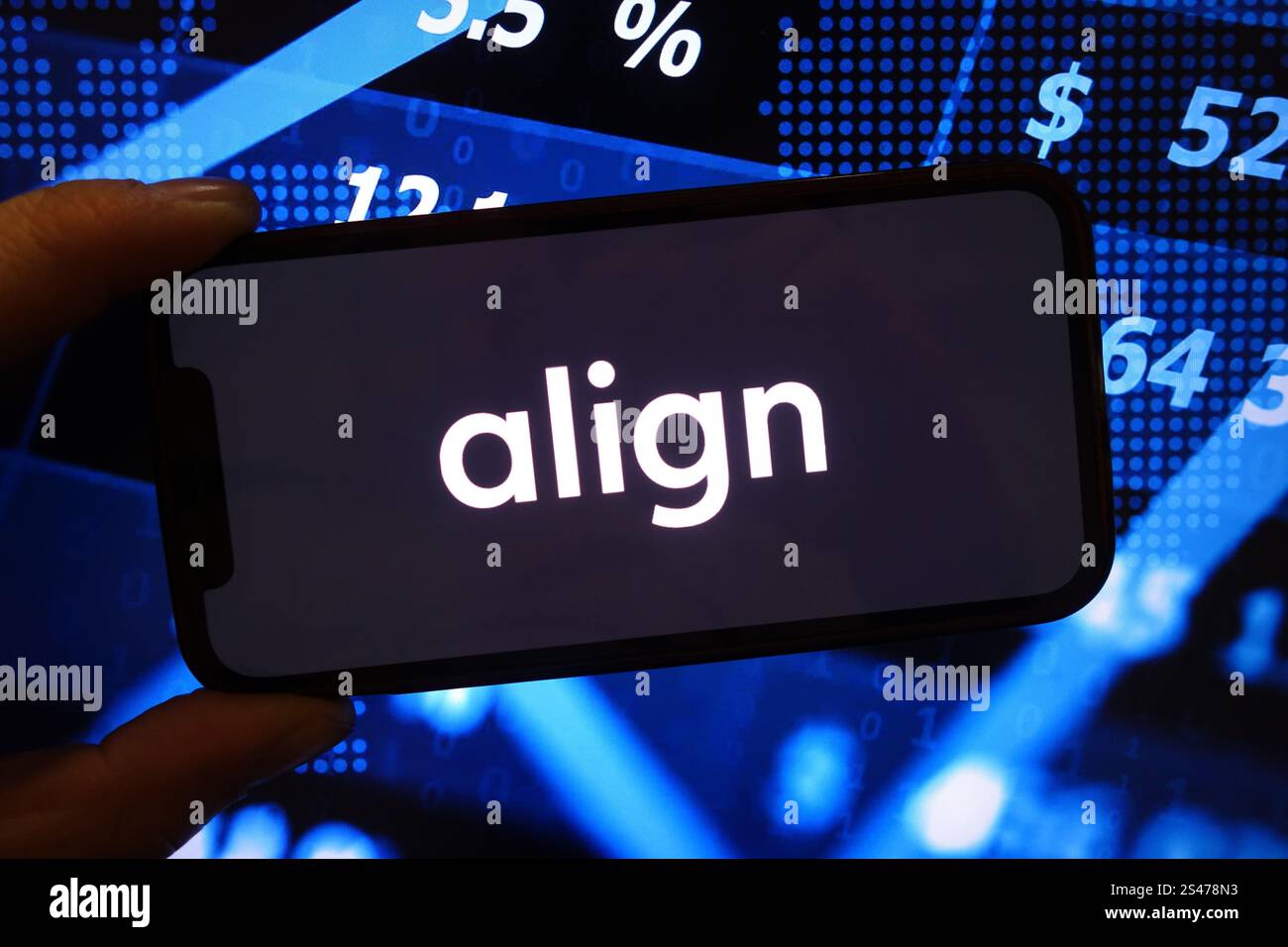 In questa immagine, il logo aziendale Align Technology viene visualizzato sullo schermo di uno smartphone. Foto Stock