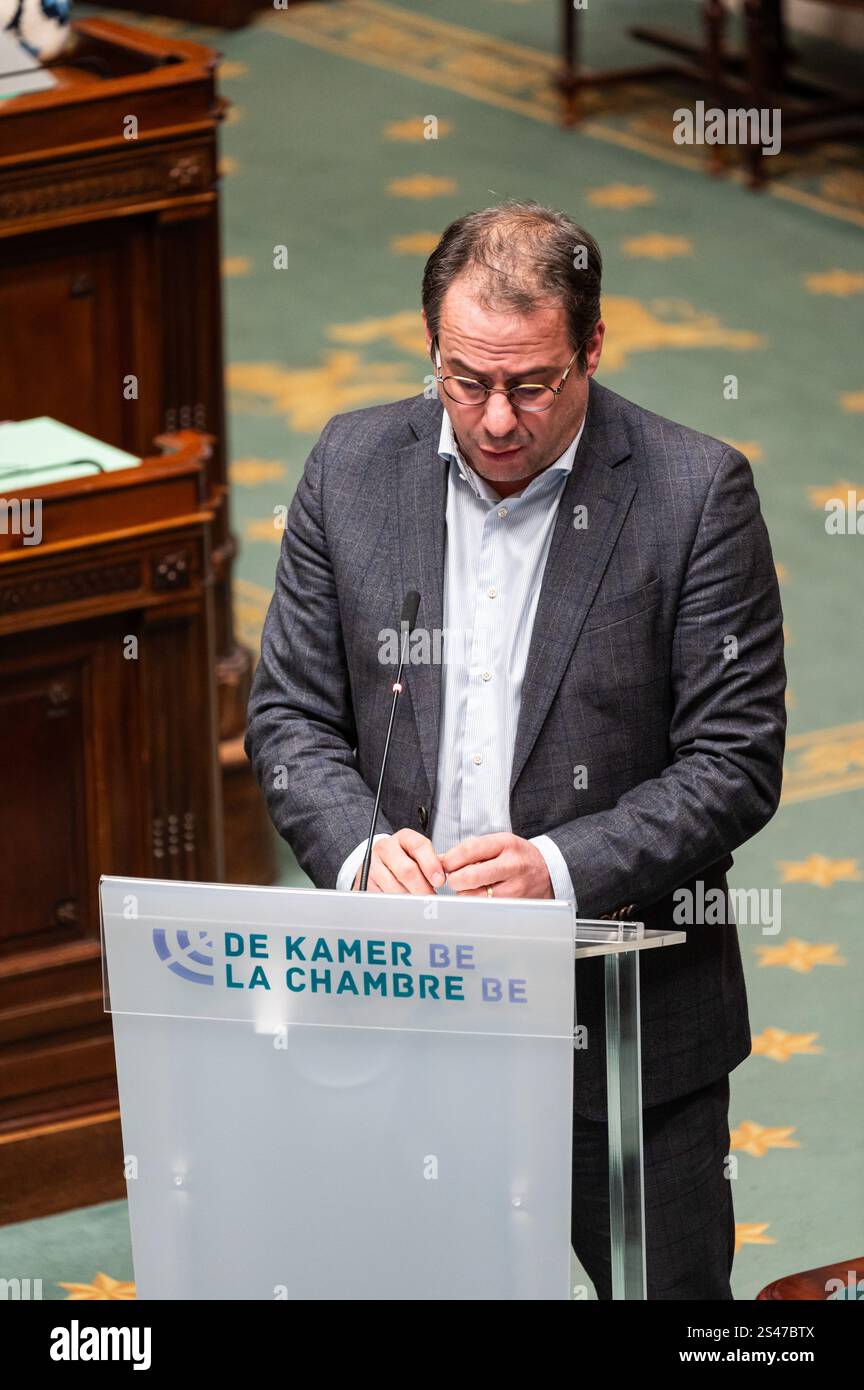 Il Ministro David Clarinval alla sessione plenaria della camera presso il parlamento federale, a Bruxelles, giovedì 9 gennaio 2025 Foto Stock