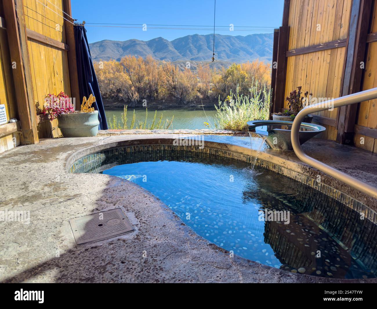 Truth or Consequences New Mexico - 8 dicembre 2024: Il fiume Rio grande visto da una piscina termale calda in Truth or Consequences New Mexico Foto Stock