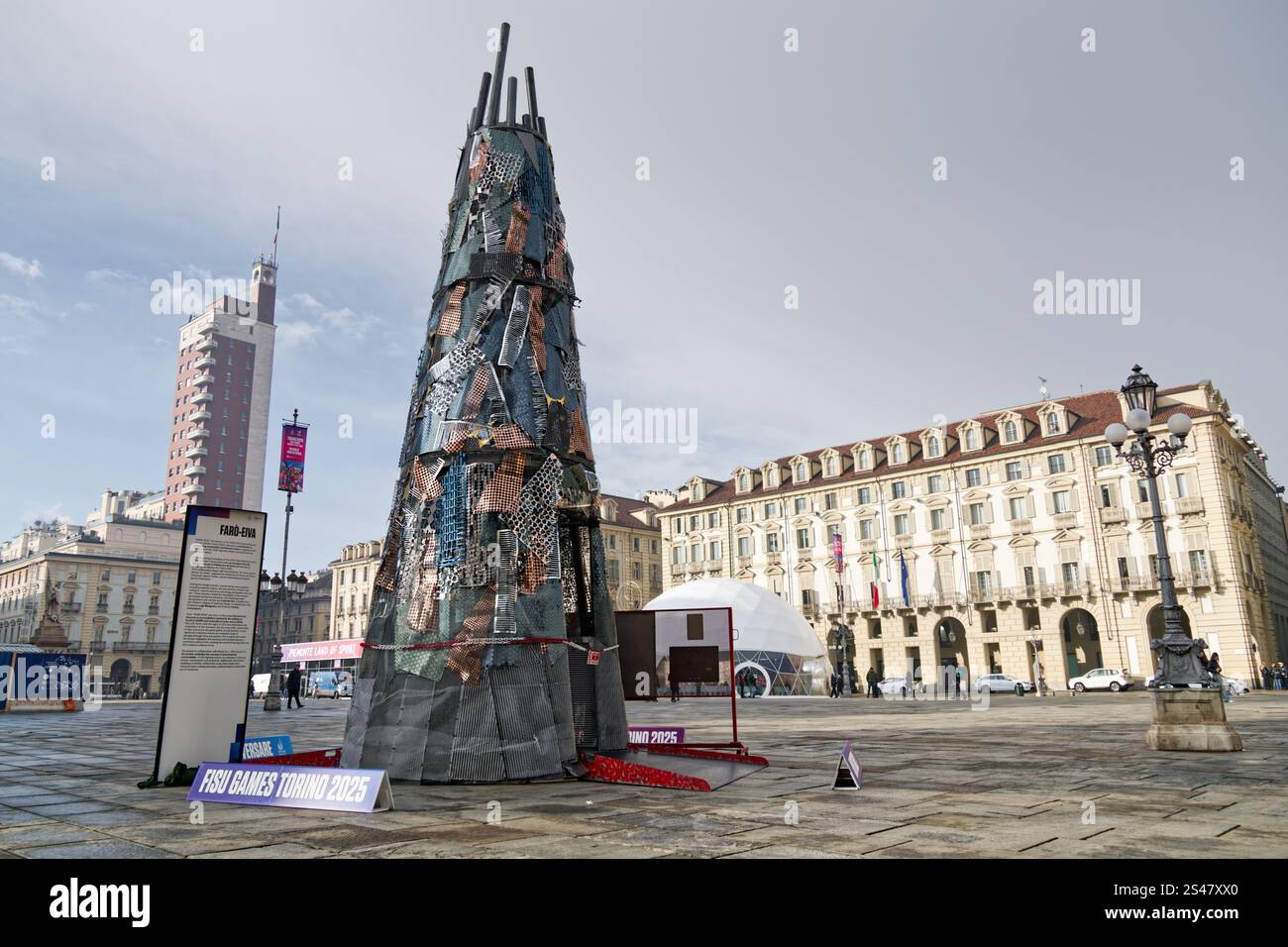 Torino, Italia. 10 gennaio 2025. Il brasiliano dei Giochi Mondiali Universitari invernali della FISU Torino 2025, situato in Piazza Castello, nel centro della città. Credito: M.. Bariona/Alamy Live News Foto Stock