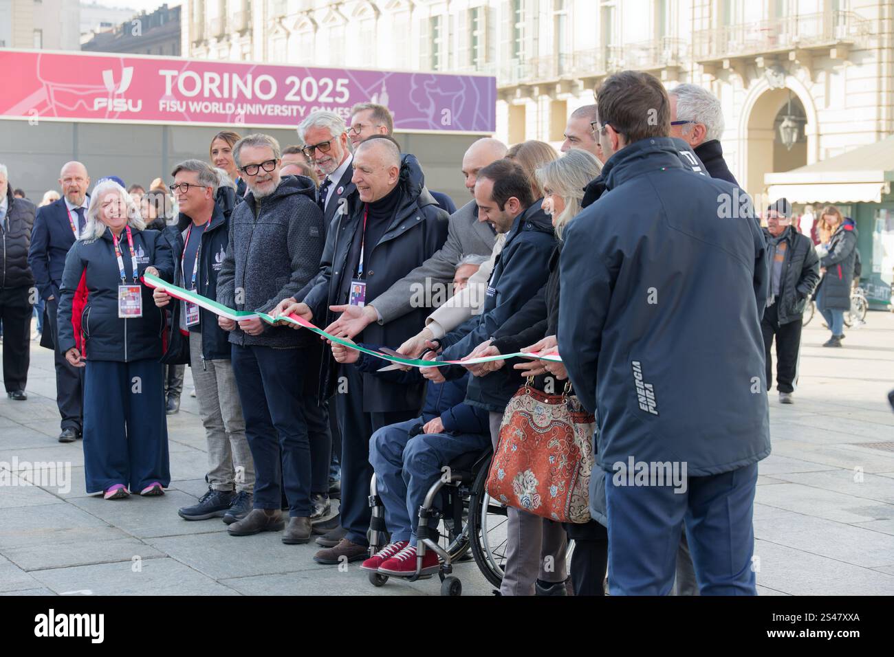 Torino, Italia. 10 gennaio 2025. Taglio del nastro durante l'inaugurazione del villaggio invernale dei Giochi Mondiali universitari FISU 2025 di Torino. Credito: M.. Bariona/Alamy Live News Foto Stock