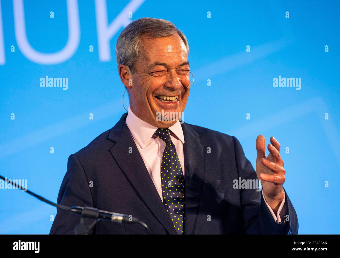 Londra, Regno Unito. 10 gennaio 2024. Nigel Farage, leader delle riforme, tiene il suo discorso ai sostenitori delle riforme al Sandown Racecourse nel Surrey Credit: Karl Black/Alamy Live News Foto Stock