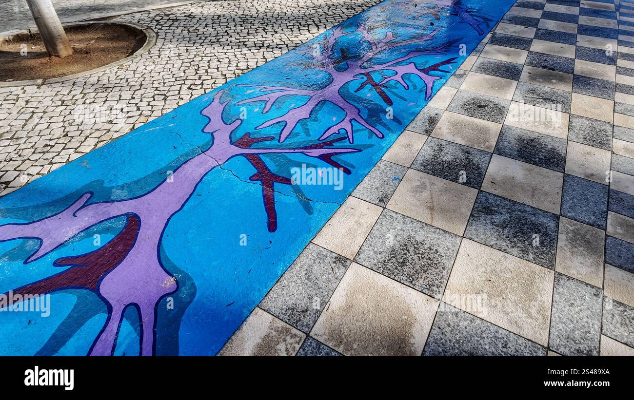 Colorate opere d'arte di strada a Portimão, Portogallo, con vivaci creature marine dipinte per terra Foto Stock