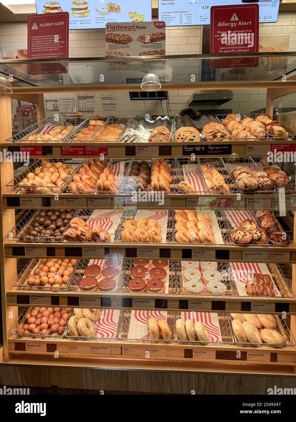 Tim Hortons nella Columbia Britannica, Canada. Sono ovunque! - Immagine stock catturata con smartphone