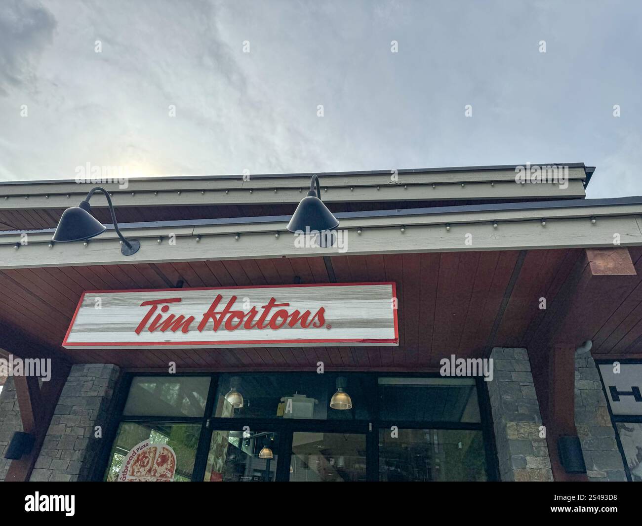 Tim Hortons nella Columbia Britannica, Canada. Sono ovunque! - Immagine stock catturata con smartphone