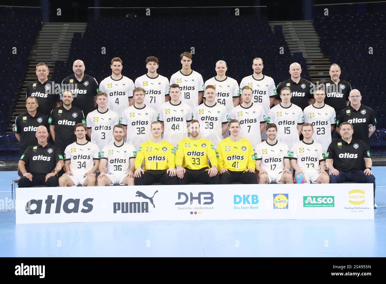 Pressekonferenz Handball WM hinten von Links: Bundestrainer Alfred Gislason, Co-Trainer Erik Wudtke, Johannes Golla, Marko Grgic, Julian Köster, Justus Fischer, Tim Zechel, Bundestrainer Athletik Dr. Simon Overkamp, Bundestrainer Torwart Mattias Andersson. Mitte: Teamkoordinator Volker Schurr, Nationalmannschaftsmanager Benjamin Chatton, Nils Lichtlein, Franz Semper, Christoph Steinert, Lukas Stutzke, Luca Witzke, Juri Knorr, Renars Uscins, Mannschaftsarzt Dr. Philip Lübke. Vorn: Physiotherapeut Dennis Finke, Rune Dahmke, Lukas Mertens, David Späth, Andreas Wolff, Joel Birlehm, Lukas Zerbe, ti Foto Stock