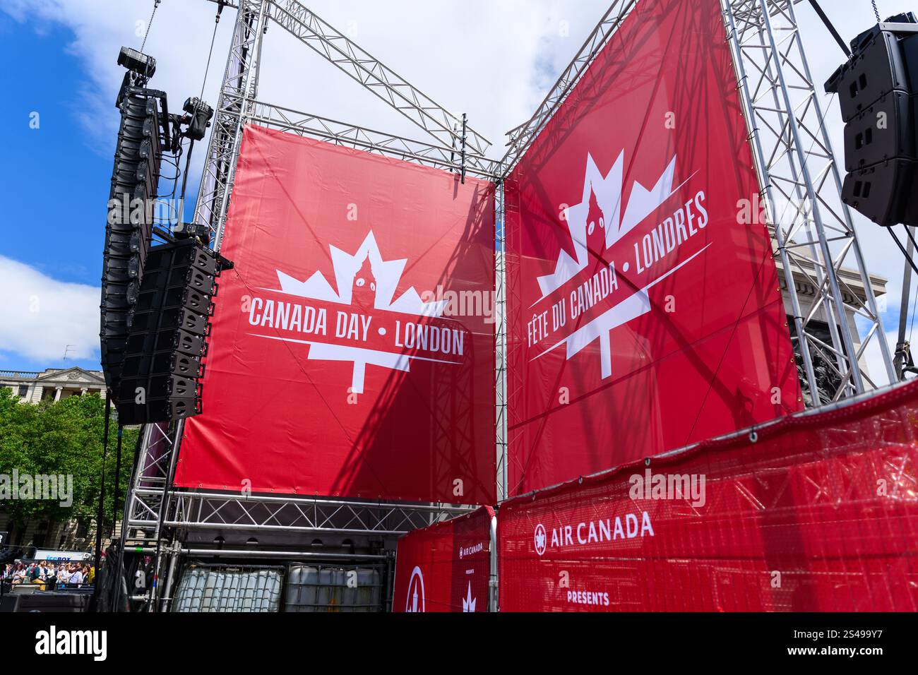 Celebrazione del Canada Day con arredi in foglia d'acero rosso a Londra, Inghilterra Foto Stock