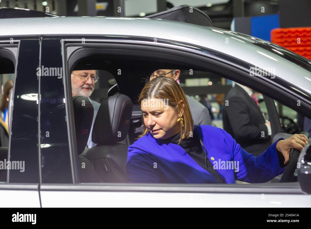 Detroit, Michigan, Stati Uniti. 10 gennaio 2025. La senatrice Elissa Slotkin (D-Michigan) fece un tour al Detroit Auto Show del 2025. Crediti: Jim West/Alamy Live News Foto Stock