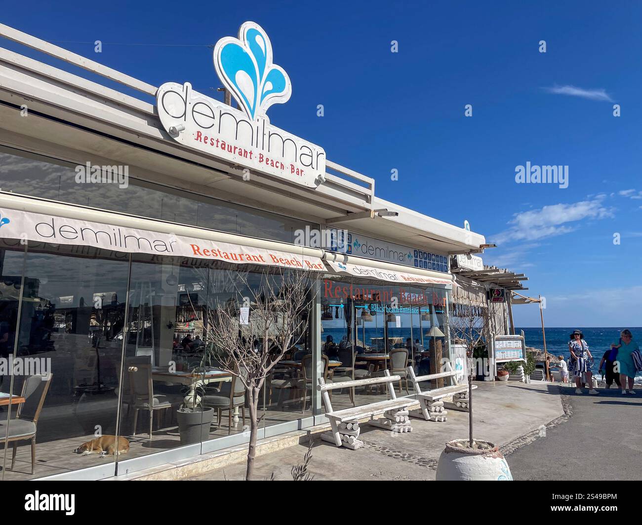 Santorini, Egeo meridionale - GR - 20 ottobre 2024 Spiaggia di Perissa, goditi la sabbia nera vulcanica, le acque cristalline e rilassati in luoghi di mare come De Foto Stock