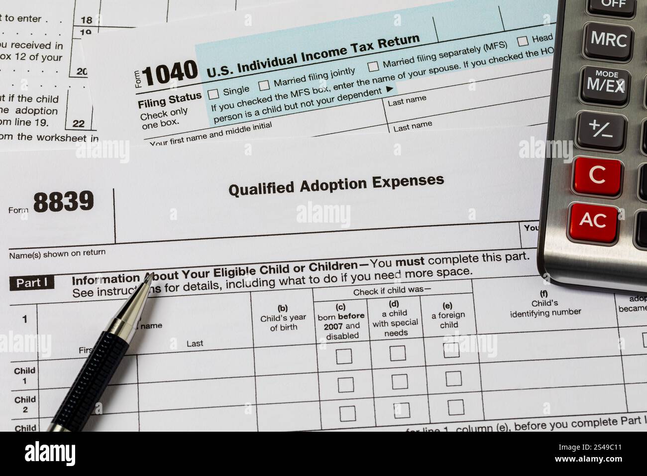 Modulo d'imposta sul reddito per le spese di adozione qualificate. Adozione del concetto di credito d'imposta, deduzione e dichiarazione dei redditi. Foto Stock