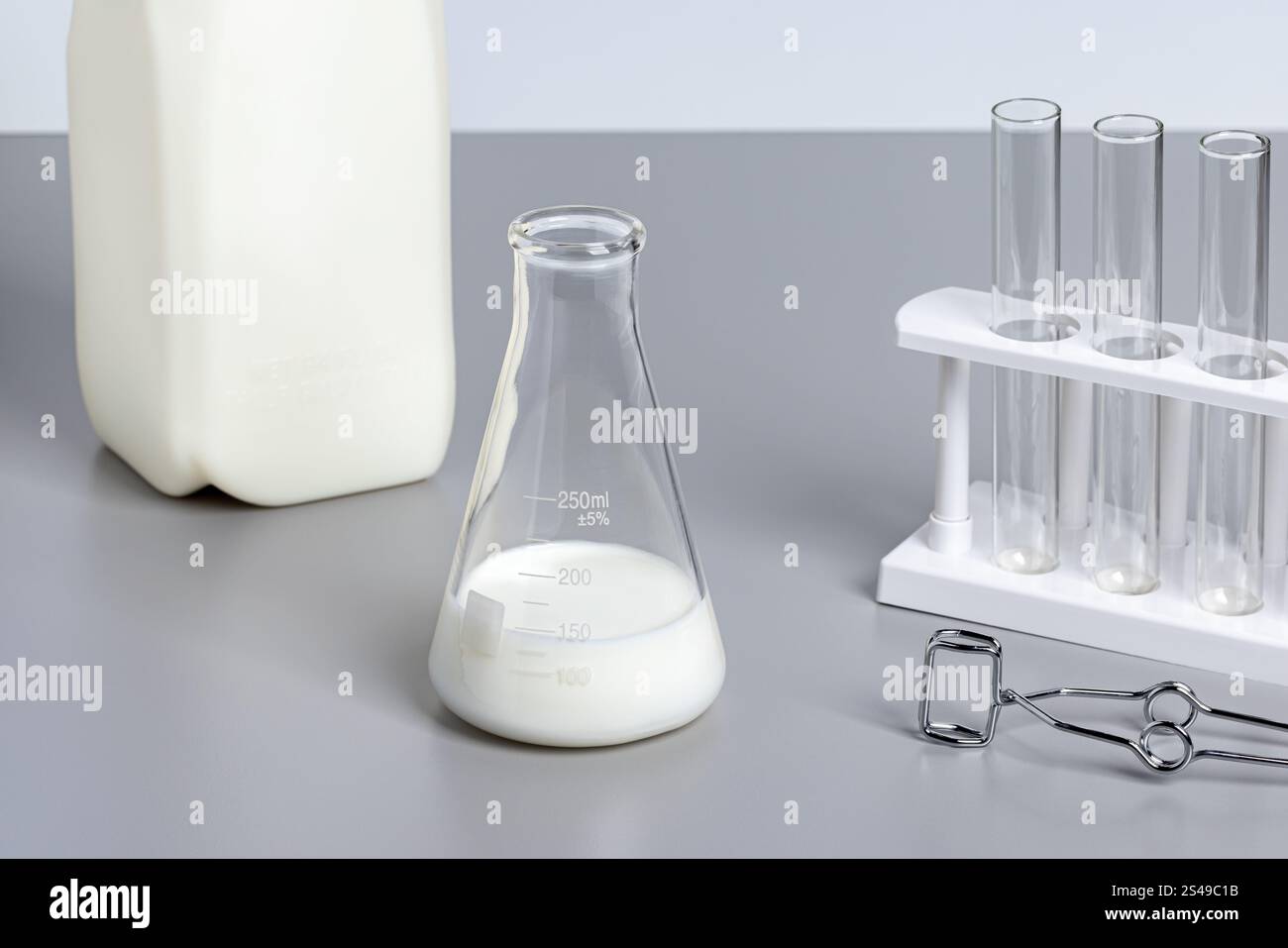 Test sul latte per la malattia e l'influenza aviaria. Virus H5N1, sicurezza dei prodotti lattiero-caseari e concetto di pastorizzazione. Foto Stock