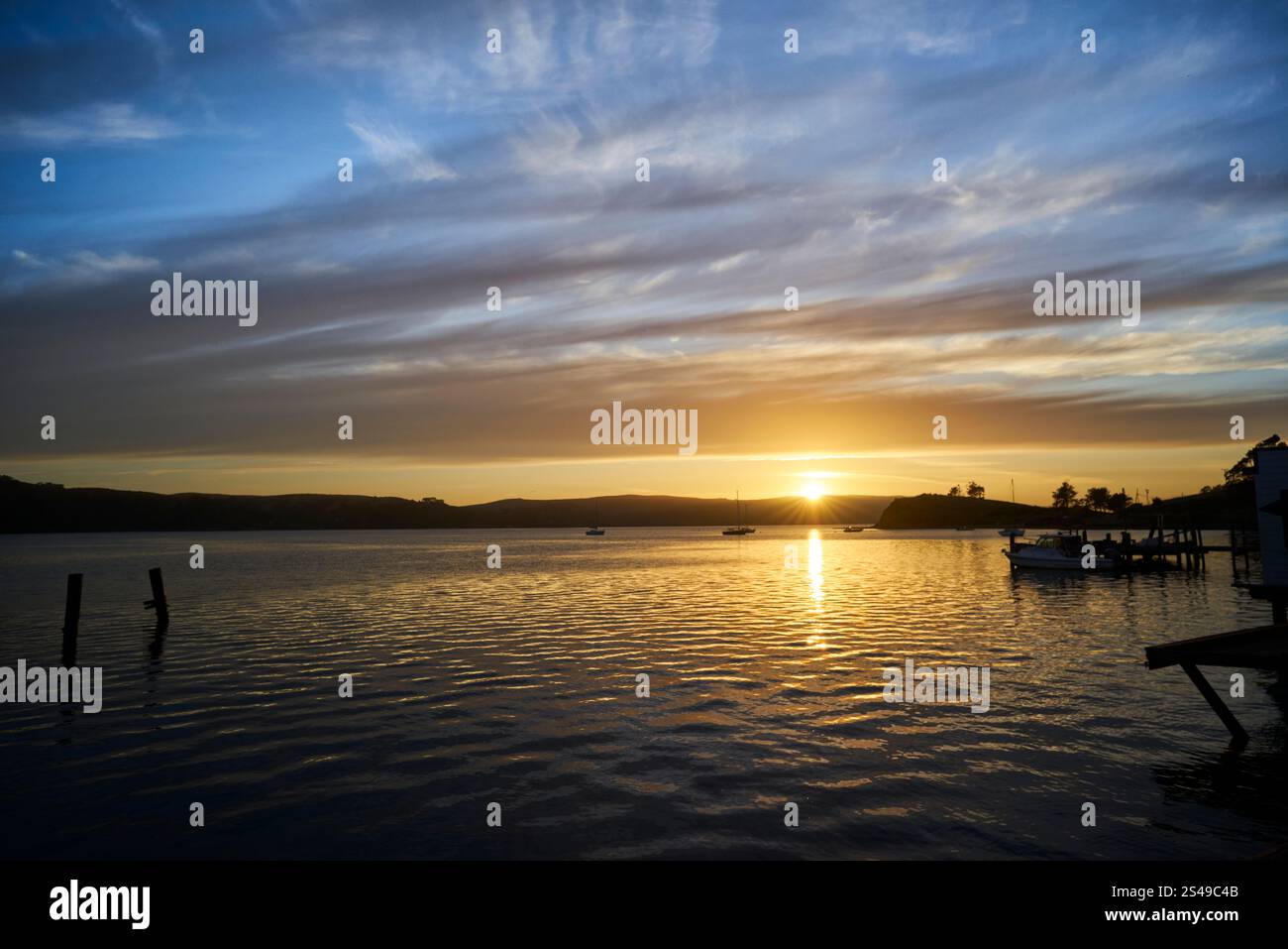 Tramonto dorato che si riflette sulla Baia di Tomales Foto Stock