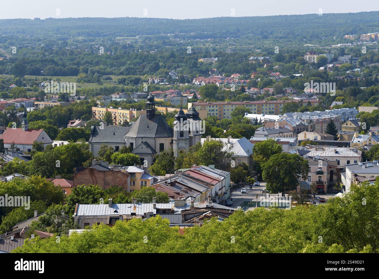 Vista di una città con una chiesa storica e dintorni verdi, Chiesa dell'invio degli Apostoli, CheNm, Chelm, Cholm, Voivodato di Lublino, Polonia Foto Stock