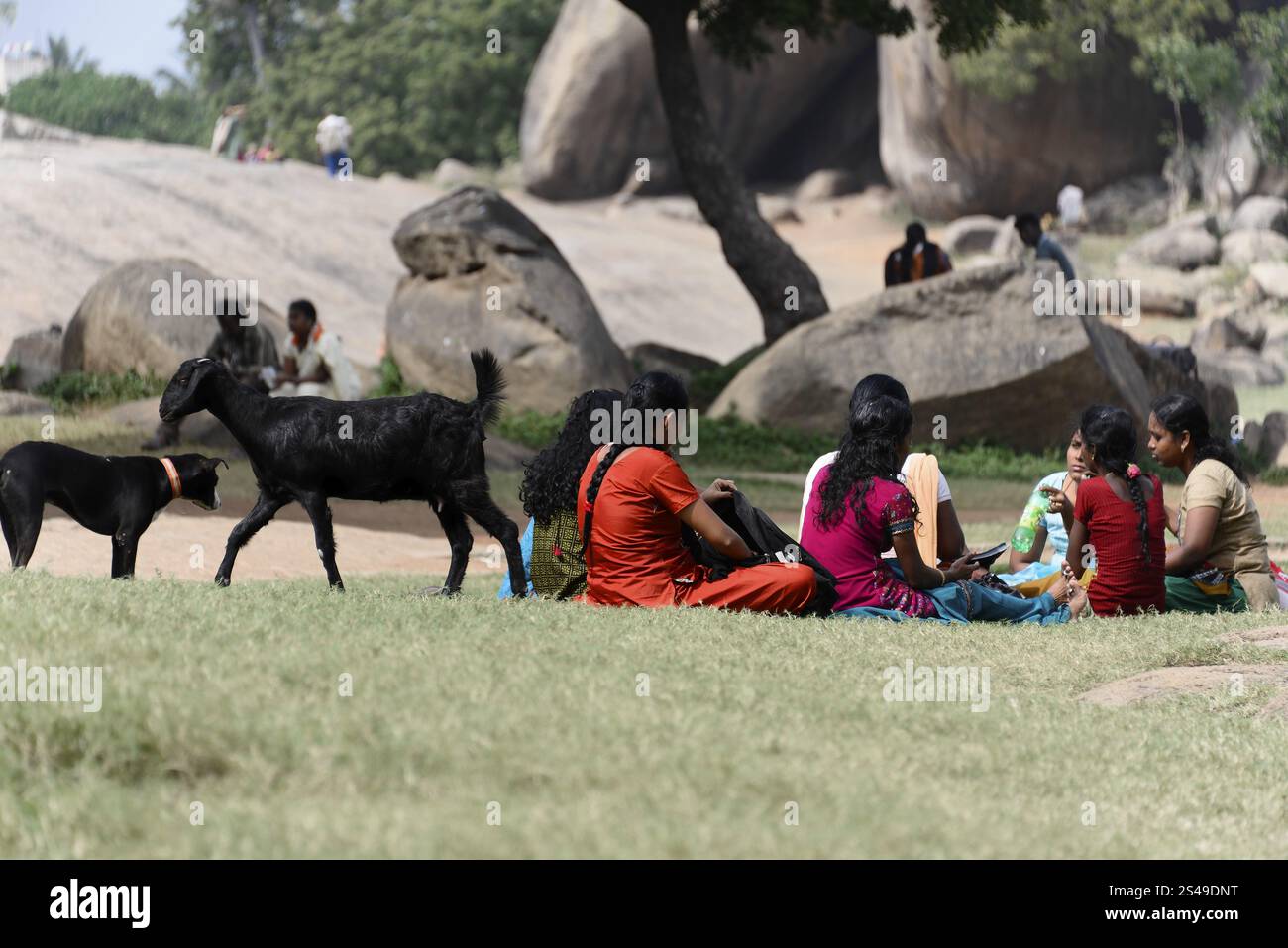Gruppo di persone in un prato durante un'escursione in natura, Mahabalipuram, Tamil Nadu, India meridionale, India, Asia Foto Stock
