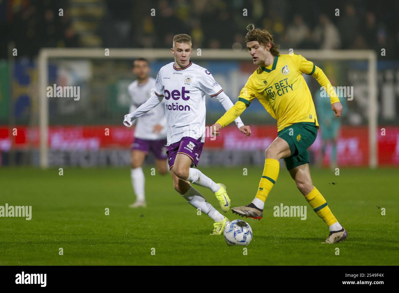 Sittard, Paesi Bassi. 10 gennaio 2025. SITTARD, fortuna Sittard Stadium, 10-01-2025, stagione 2024/2025, Eredivisie olandese. Durante la partita fortuna Sittard - Go Ahead Eagles, risultato finale 0-3, giocatore dei GA Eagles Oliver Antman fortuna Sittard giocatore Jasper Dahlhaus credito: Pro Shots/Alamy Live News Foto Stock