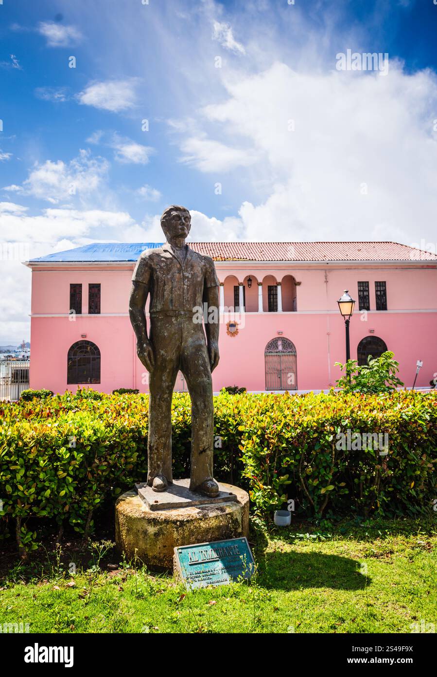 San Juan, Porto Rico - 25 febbraio 2018: Statua dedicata all'immigrato (al Immigrante.) Foto Stock