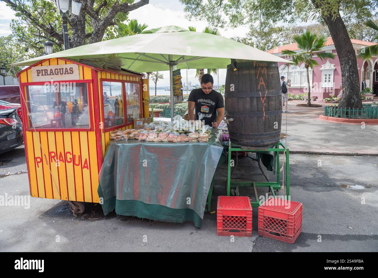 San Juan, Porto Rico - 25 febbraio 2018: Venditore ambulante di Piraguas, un dessert portoricano di ghiaccio rasato, a forma di cono, con sapori di frutta. Foto Stock