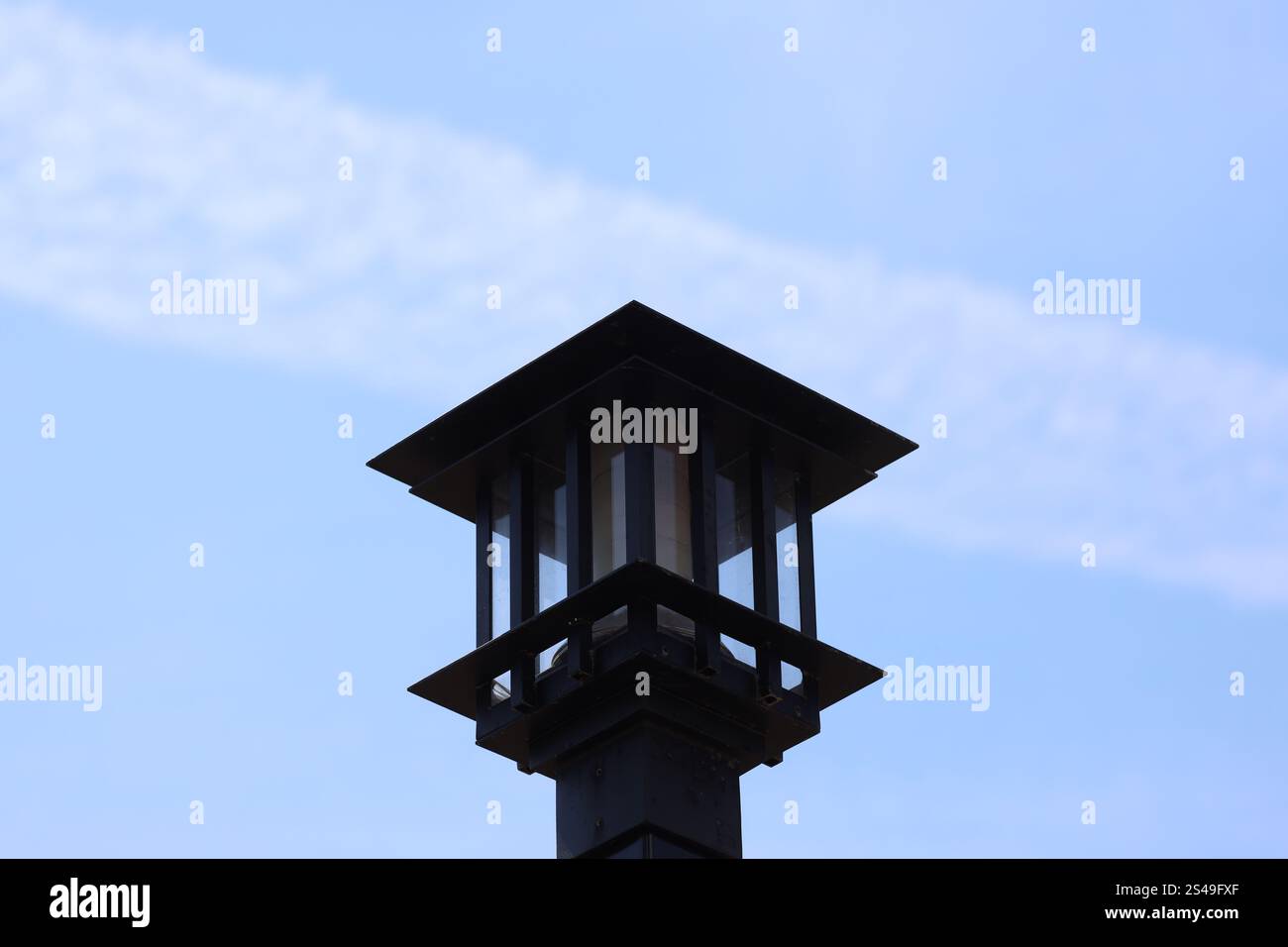 illuminazione esterna nera ornamentale per evitare che i vapori si affievoliscano dall'alto Foto Stock