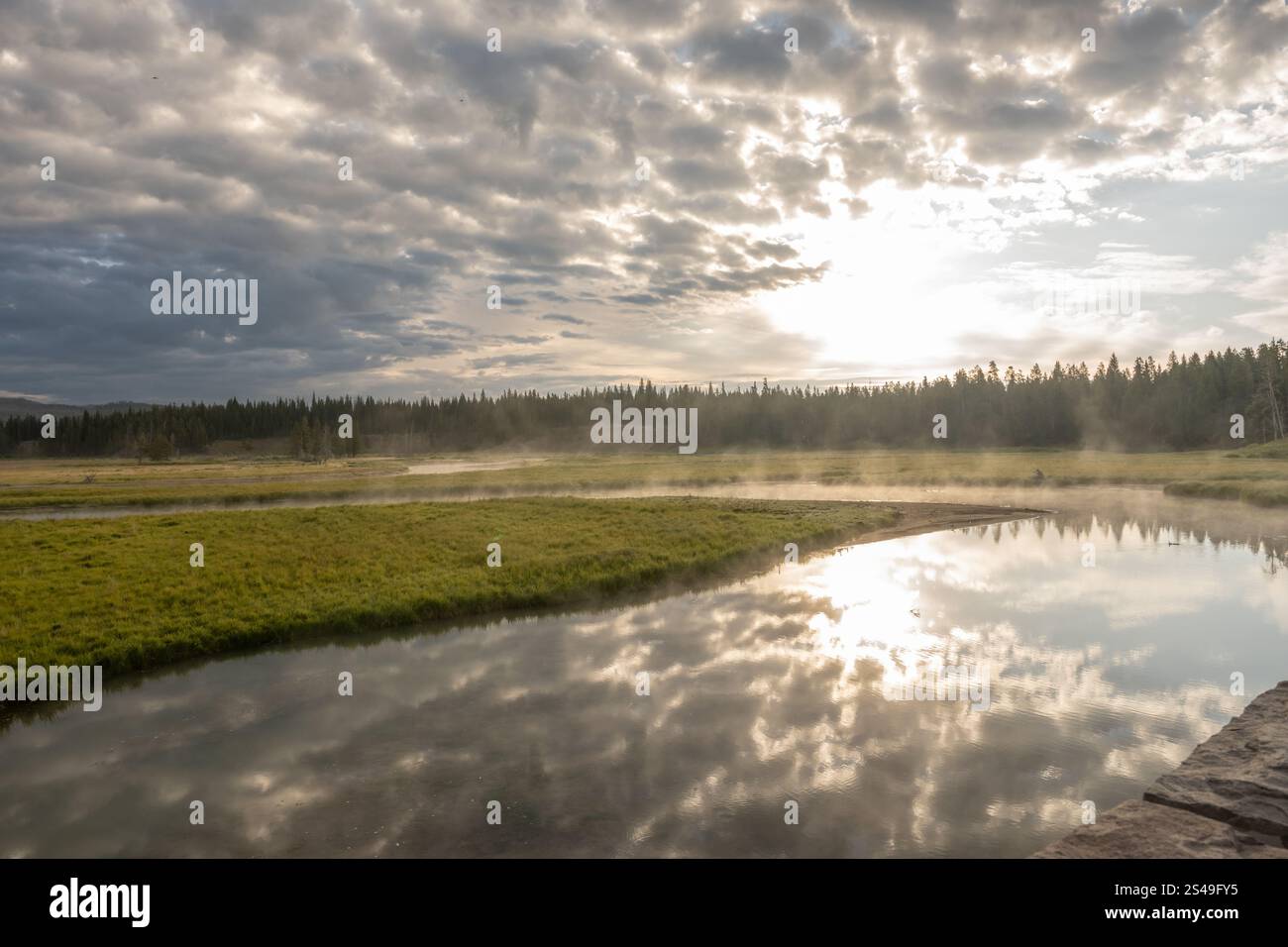 Le nuvole si riflettono alla luce del mattino di Pelican Creek nel Parco Nazionale di Yellowstone Foto Stock