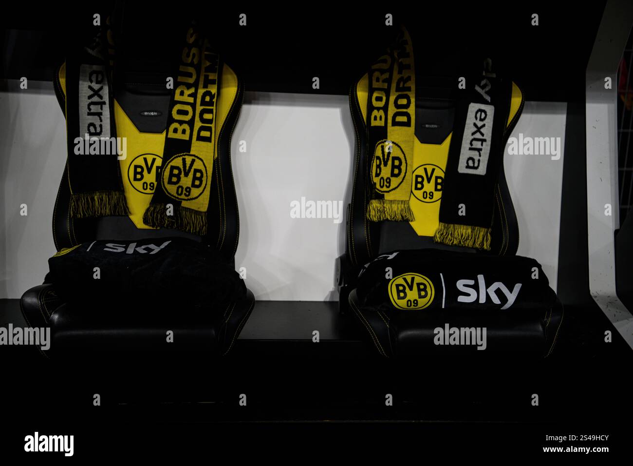 DORTMUND, GERMANIA - 10 GENNAIO 2025: ++ - partita di calcio del Borussia Dortmund vs Bayer 04 Leverkusen al Signal Iduna Park Foto Stock