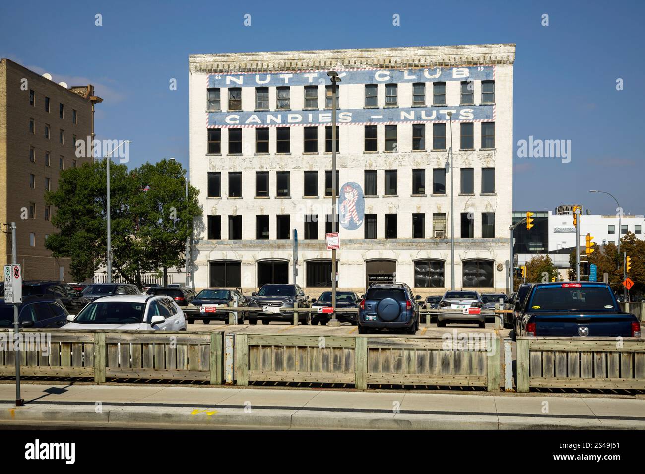 L'edificio Scott-Bathgate Nutty Club Ltd che ha chiuso nel dicembre 2023, Winnipeg, Manitoba, Canada Foto Stock