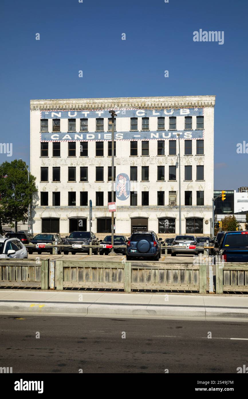 L'edificio Scott-Bathgate Nutty Club Ltd che ha chiuso nel dicembre 2023, Winnipeg, Manitoba, Canada Foto Stock