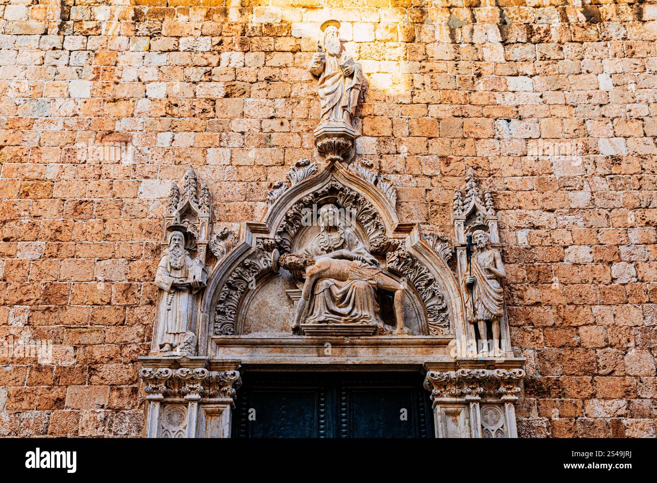 Intricate opere in pietra sul monastero francescano di Dubrovnik Foto Stock