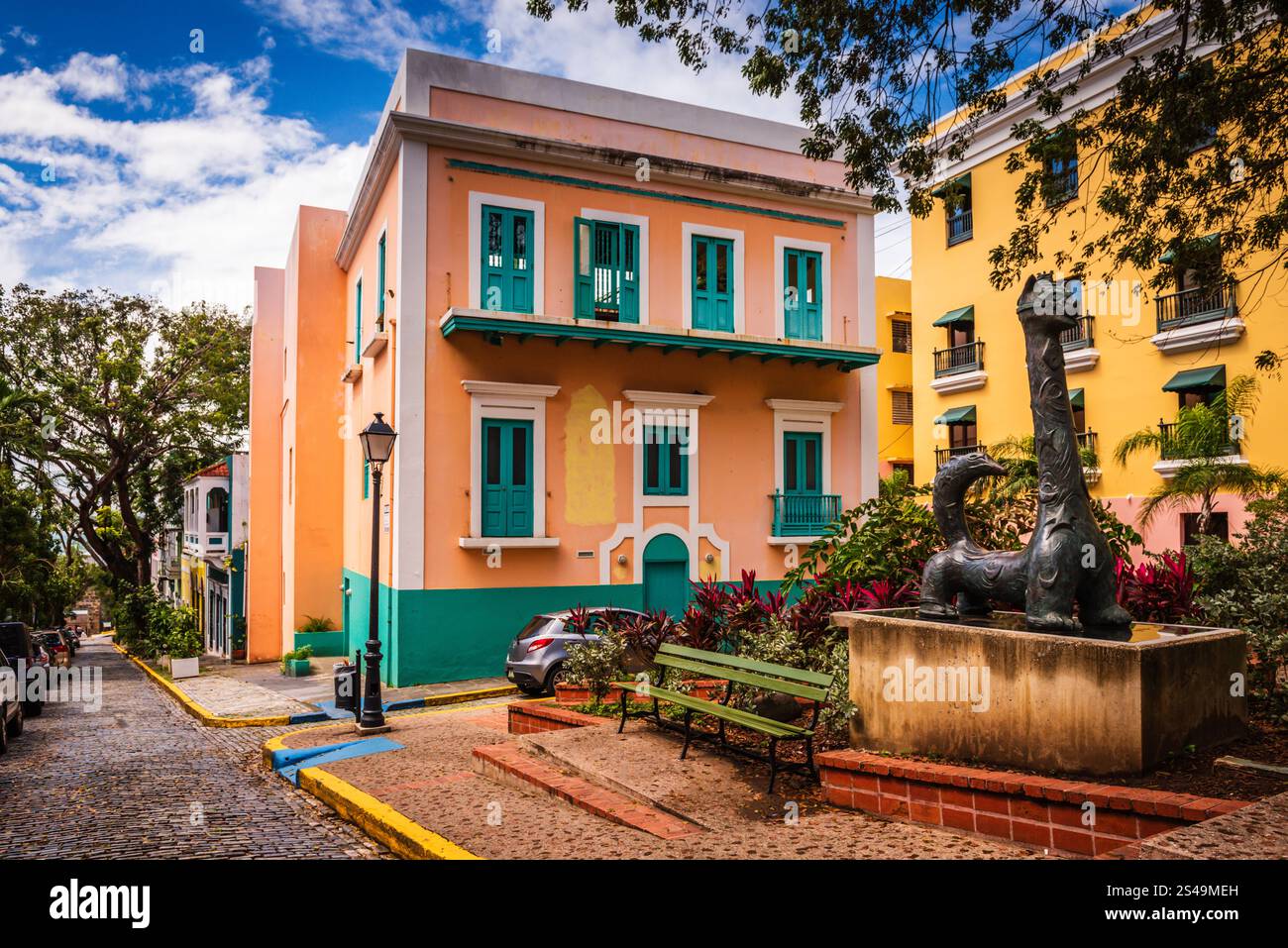 I turisti si riuniscono intorno a Plaza de la Catedral (Plaza della Cattedrale) di fronte alla Cattedrale di San Juan Bautista. Foto Stock