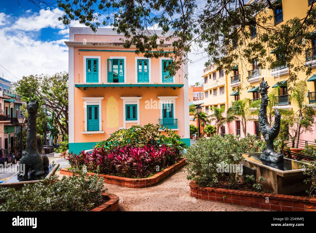 I turisti si riuniscono intorno a Plaza de la Catedral (Plaza della Cattedrale) di fronte alla Cattedrale di San Juan Bautista. Foto Stock